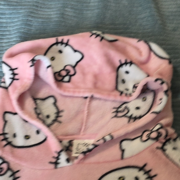 Pink Hello Kitty Hooded Blanket - Picture 3 of 7